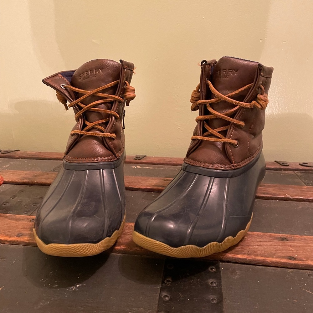 Sherry saltwater boots size 5
